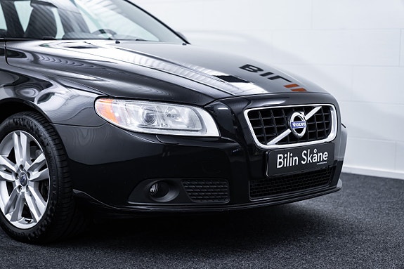 Volvo V70 2 of 26
