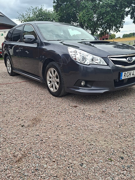 Subaru Legacy 2 of 5