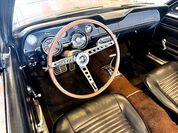 Ford Mustang 23 of 30