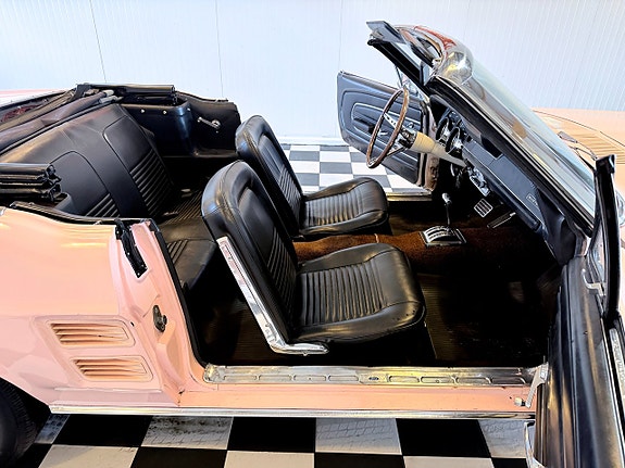 Ford Mustang 26 of 30