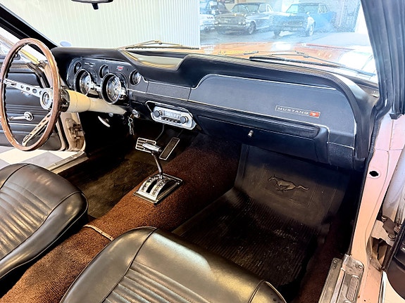 Ford Mustang 28 of 30