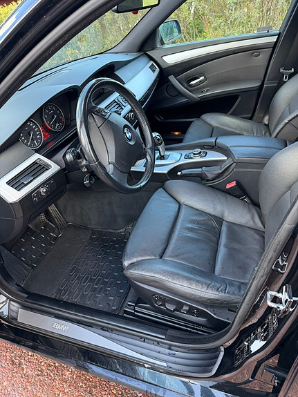 BMW 525i 3 of 4