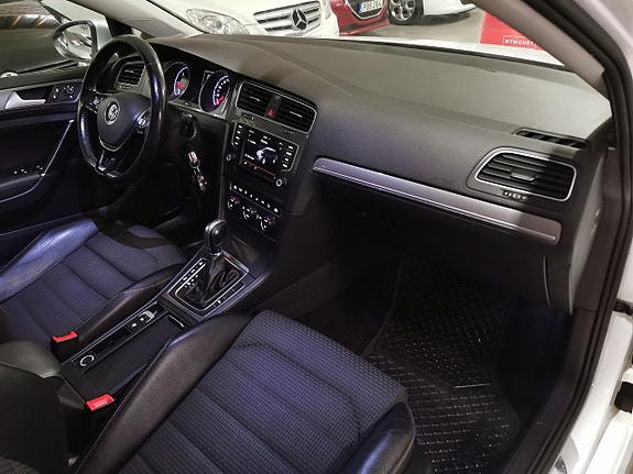 Volkswagen Golf Alltrack 10 of 22