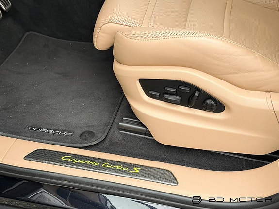 Porsche Cayenne Turbo S 14 of 26