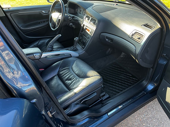 Volvo XC70 2 of 12