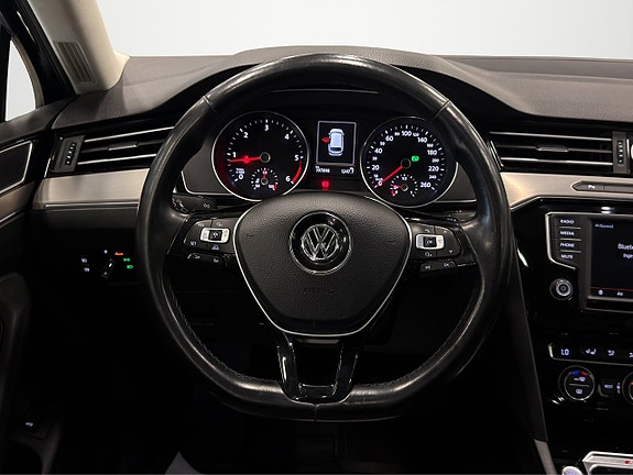 Volkswagen Passat 18 of 24