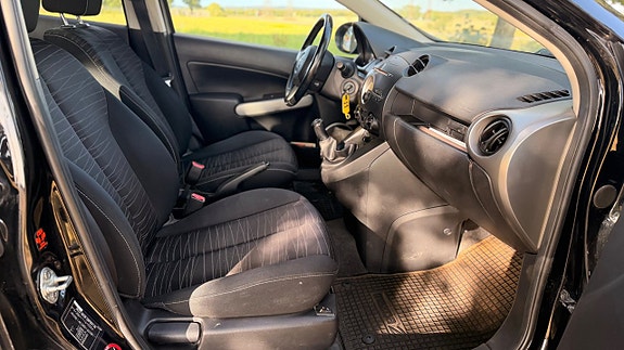 Mazda 2 11 of 16