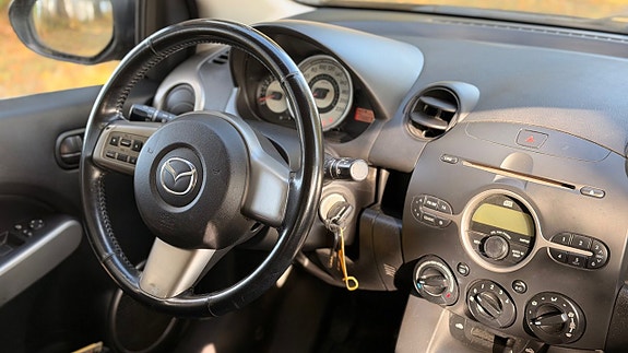 Mazda 2 9 of 16