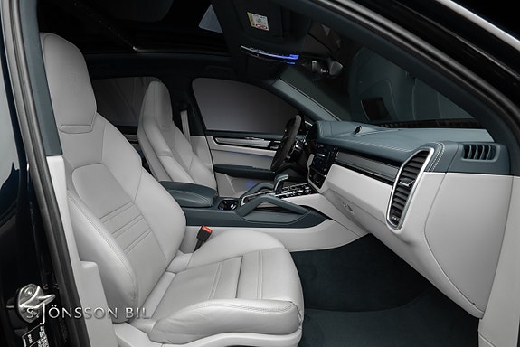 Porsche Cayenne 12 of 26