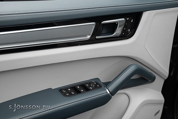 Porsche Cayenne 19 of 26