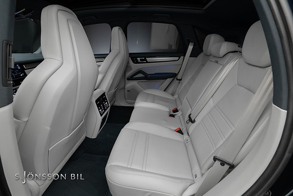 Porsche Cayenne 11 of 26