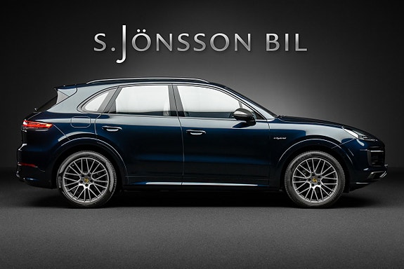 Porsche Cayenne 3 of 26