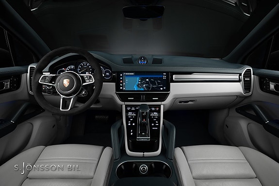 Porsche Cayenne 16 of 26