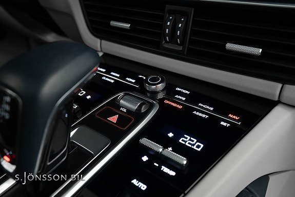 Porsche Cayenne 23 of 26