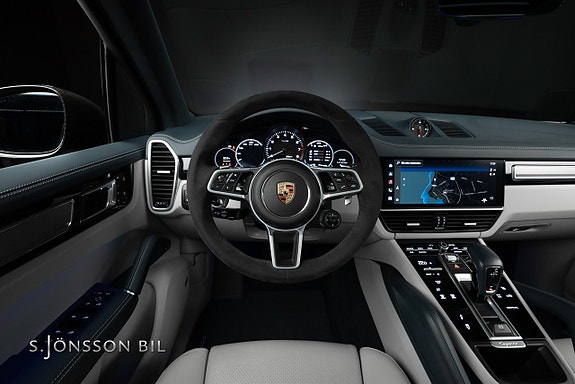Porsche Cayenne 9 of 26