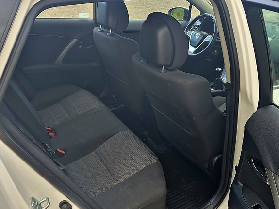 Toyota Avensis 14 of 19