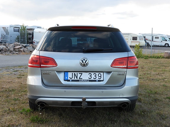 Volkswagen Passat Alltrack 4 of 24