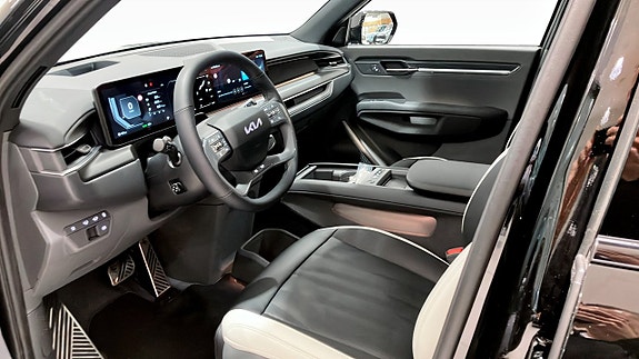 Kia EV9 8 of 17