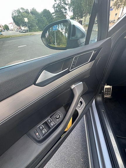 Volkswagen Passat Alltrack 13 of 16