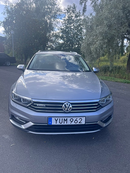 Volkswagen Passat Alltrack 2 of 16