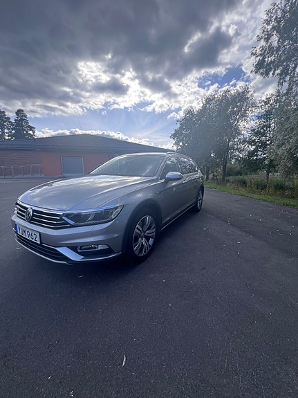 Volkswagen Passat Alltrack 3 of 16