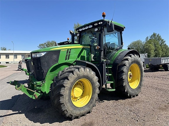 John Deere 7230R 2 of 6