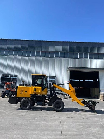 TRAKTORIA minihjullastare 4,2m/hydraulisk snöplog/AC/gafflar 7 of 12