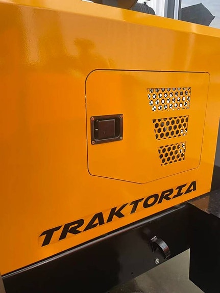 TRAKTORIA minihjullastare 4,2m/hydraulisk snöplog/AC/gafflar 10 of 12