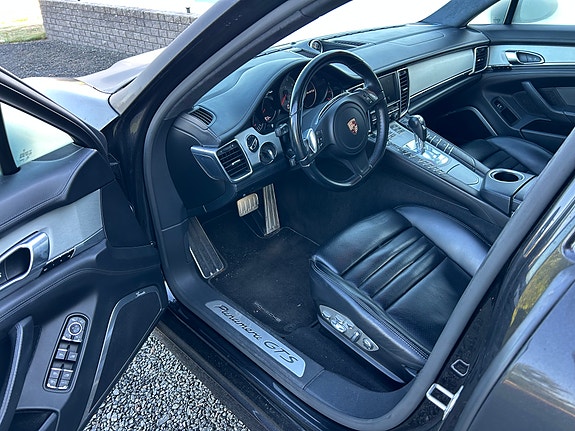 Porsche Panamera GTS 4 of 5