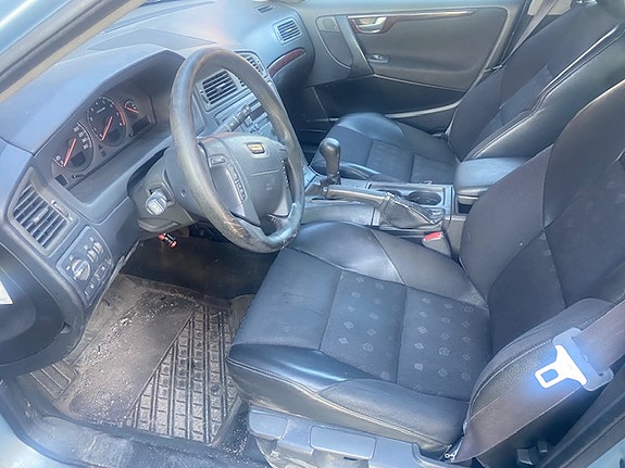 Volvo V70 2 of 7