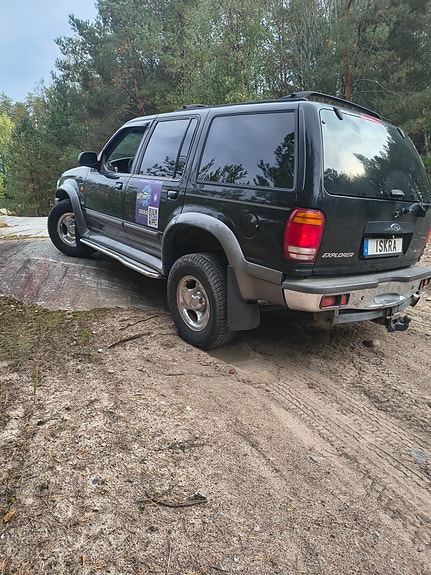 Ford Explorer 2 of 12