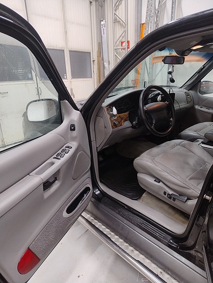 Ford Explorer 4 of 12
