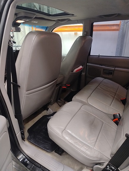 Ford Explorer 6 of 12