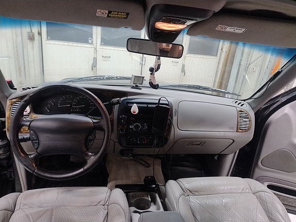 Ford Explorer 3 of 12