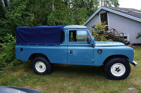 Land Rover 109 2 of 8