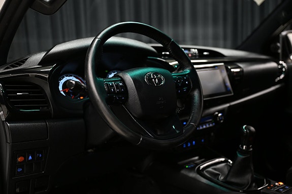 Toyota HiLux 19 of 30