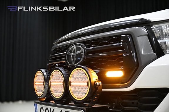 Toyota HiLux 3 of 30