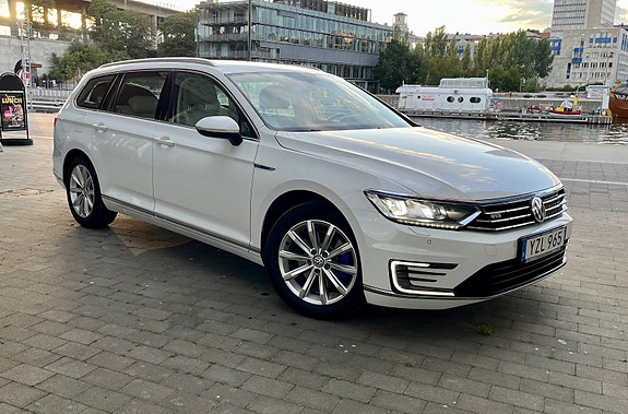 Volkswagen Passat 3 of 17