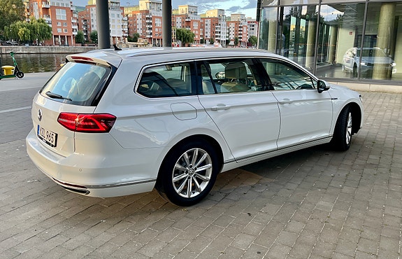 Volkswagen Passat 2 of 17