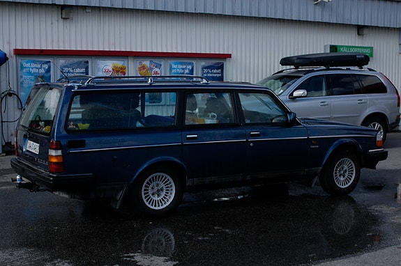 Volvo 245 2 of 9