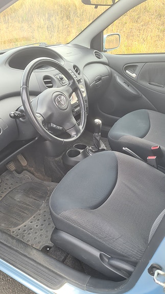 Toyota Yaris 3 of 6