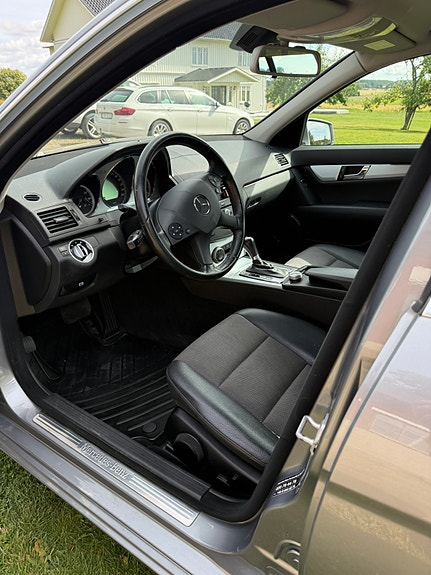 Mercedes-Benz C180 3 of 7