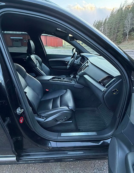 Volvo XC90 4 of 8