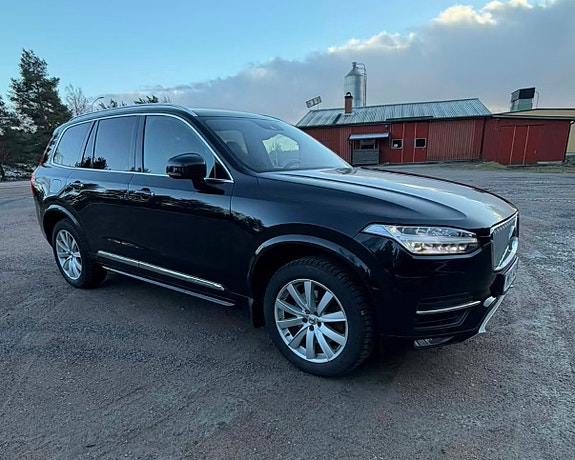 Volvo XC90 2 of 8