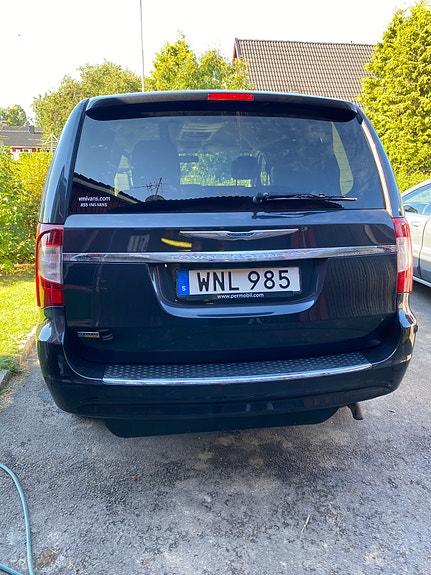Chrysler Town & Country 4 of 13