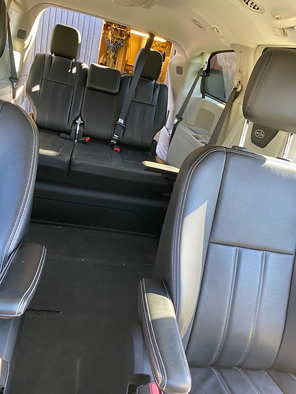 Chrysler Town & Country 10 of 13