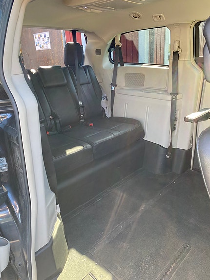 Chrysler Town & Country 7 of 13