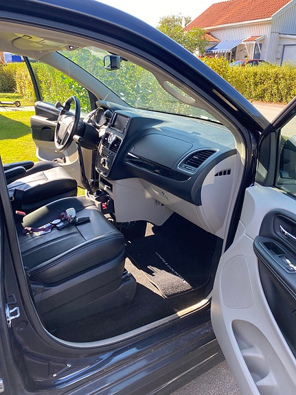 Chrysler Town & Country 5 of 13
