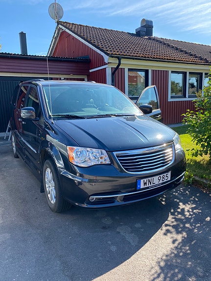 Chrysler Town & Country 3 of 13