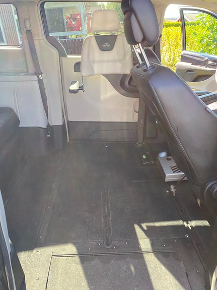 Chrysler Town & Country 9 of 13